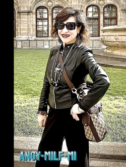 MILF - MATURE  ESIBIZIONISTE