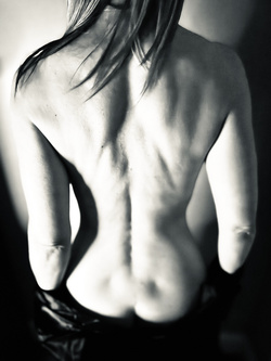 Foto di una bellezza in bianco e nero in attesa di commenti