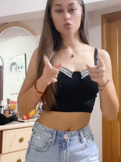 La mia bionda vicina si spoglia in casa.