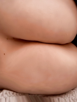 Che scopata passionale con lei sul letto completamente nuda.