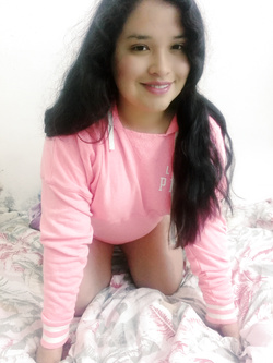 Latina con hermosas piernas rico culo