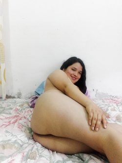 Latina con hermosas piernas rico culo