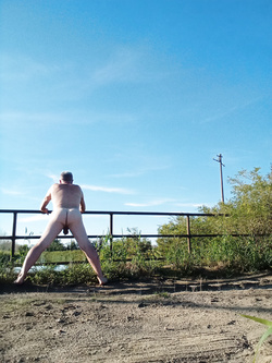 Nudismo estivo in mezzo alla natura