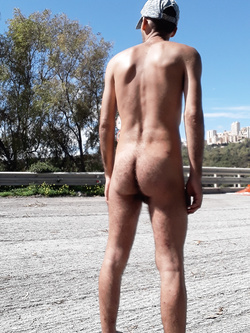 Tutto nudo per strada.........