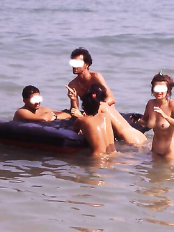 Amici nudi in spiaggia naturista Calabria