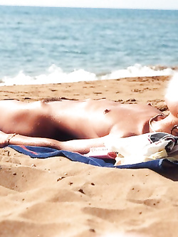 Amici nudi in spiaggia naturista Calabria