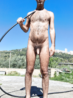 Bel uomo peloso...............