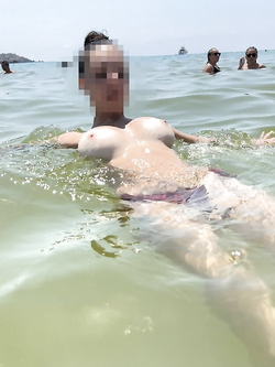 Fidanzata troia nuda si mostra in spiaggia