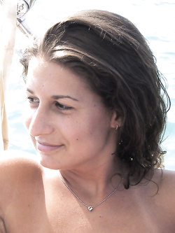 Chiara troia nuda mostra figa depilata al mare