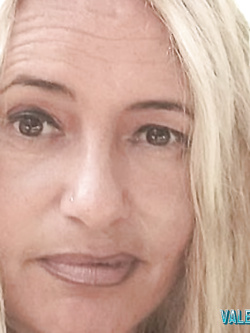 valeria - matura esibizionista di roma