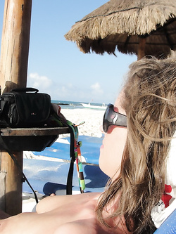 Ex moglie porca in topless mostra le tettine al mare