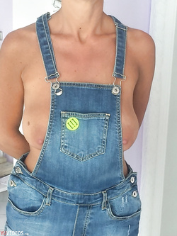 Sonietta MILF si spoglia nuda al mare col marito