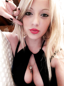 Selfie hot della bionda italiana 20enne da scopare