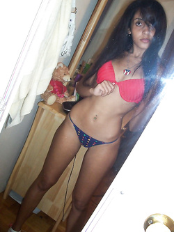 Ana 19enne cubana mostra tettine e figa nuda