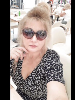 iulia - super milf  di bologna prosperosa e esibizionista