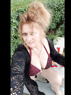 iulia - super milf  di bologna prosperosa e esibizionista