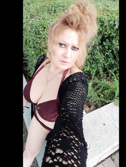 iulia - super milf  di bologna prosperosa e esibizionista