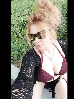 iulia - super milf  di bologna prosperosa e esibizionista