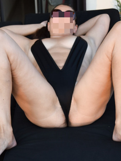 amo prendere il sole in terrazza con il mio costume sexy ..