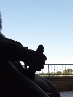 Sempre nudo in terrazza per la gioia dei miei vicini, spero.