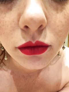 Rossa di capelli, golosa di uccelli