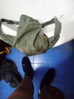 Le mutande zozze e sporche di merda di mia madre, umiliatela sta troia zozzona!il commento più bello sarà contattato da me per cercare di farla scopare per me non ci sono problemi io la farei scopare anche da 10 uomini mentre sto a guardare e a segarmi..