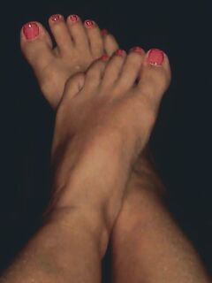 Naty mostra i suoi piedini