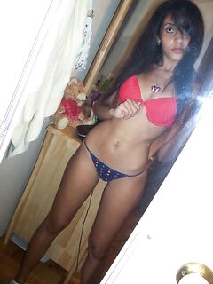 Ana 19enne cubana mostra tettine e figa nuda