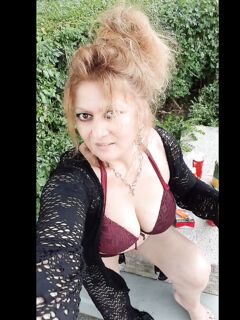iulia - super milf  di bologna prosperosa e esibizionista