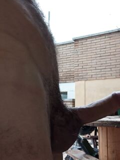 Sempre nudo in terrazza per la gioia dei miei vicini, spero.
